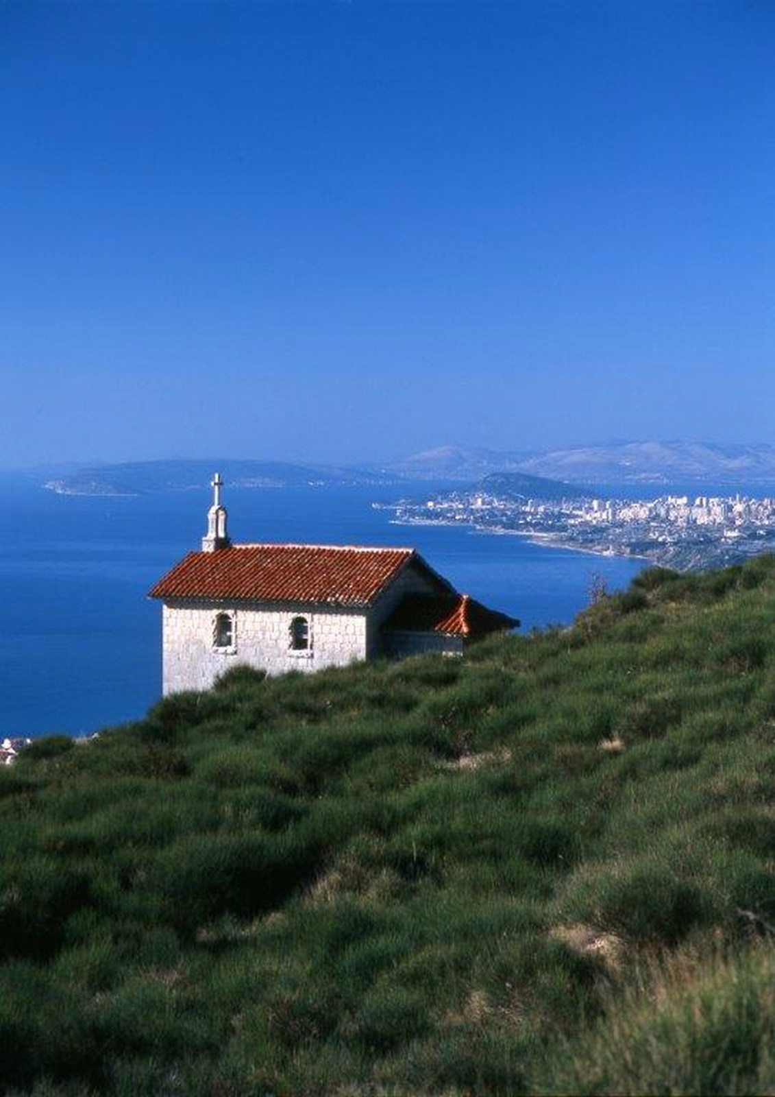 cerkev_na_vrhu_hriba