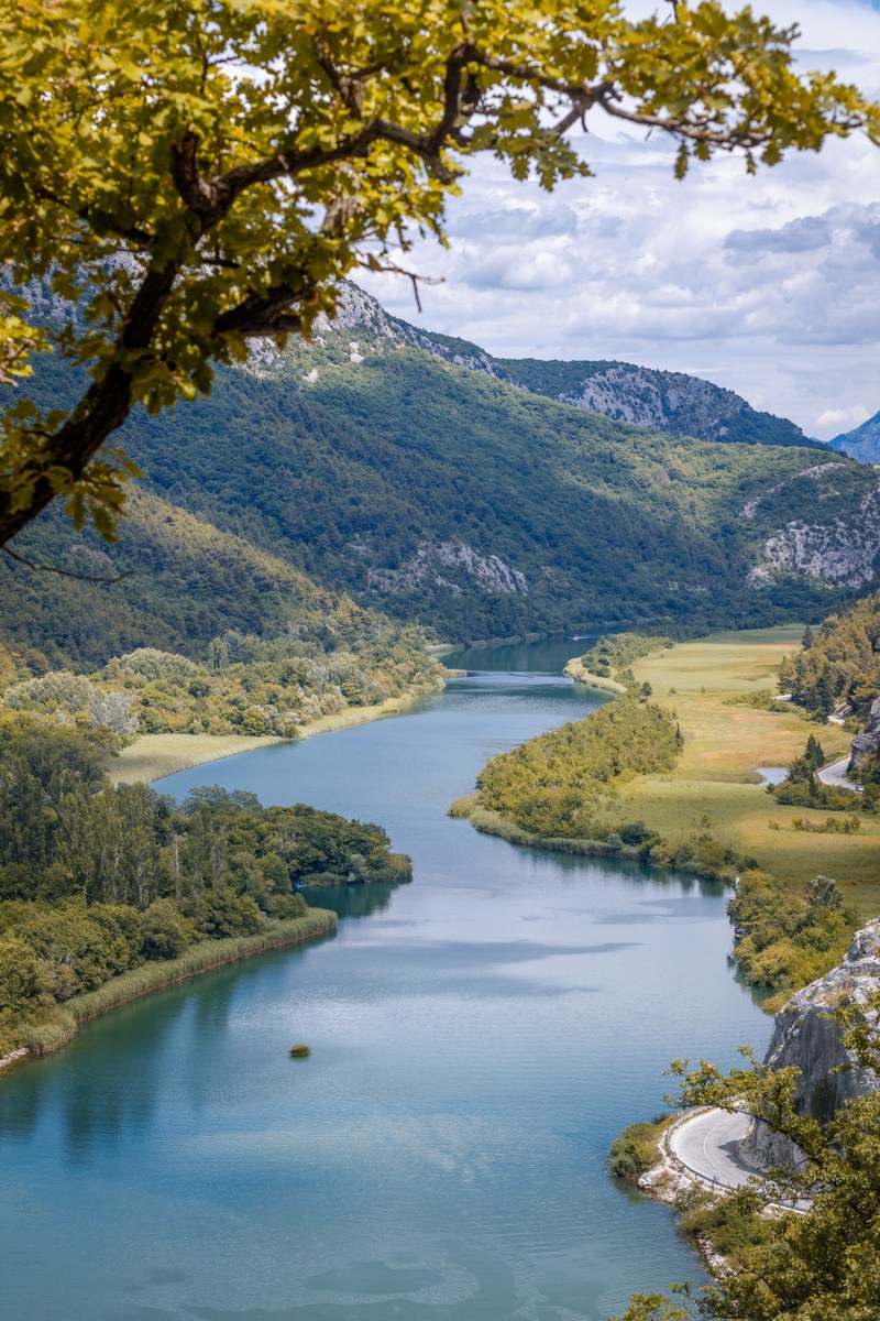 Omiški gusarji so uporabljali ladje, ki so jih imenovali omiške strele. 