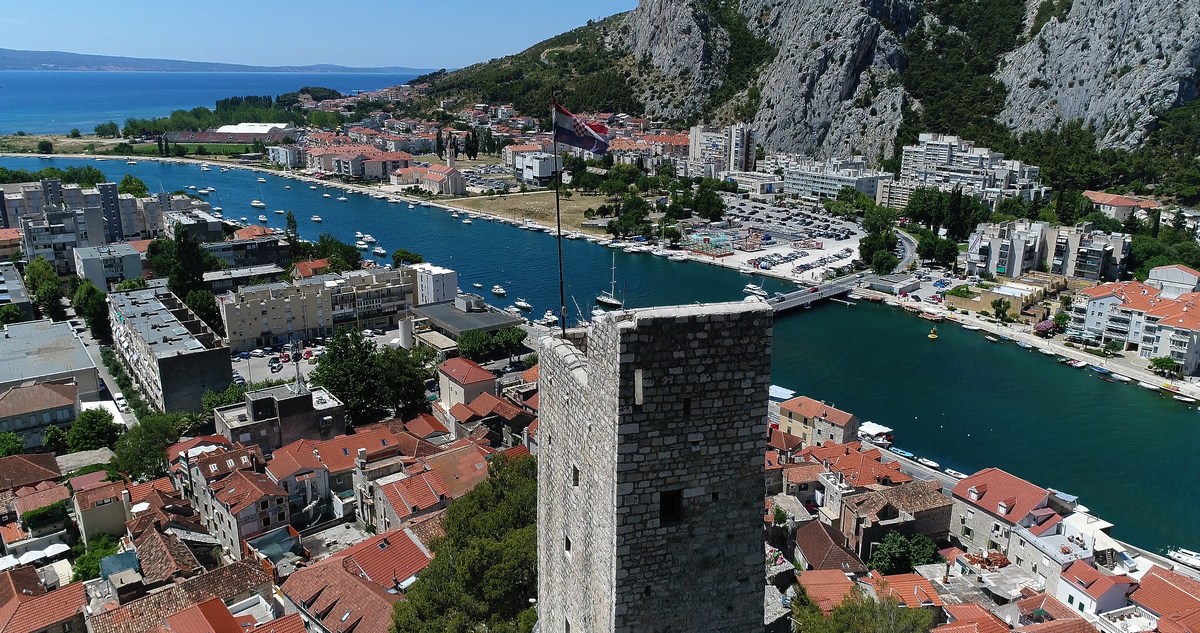 V času »gusarjenja« je bil Omiš najbolj znan po italijanskem imenu Almissa. 