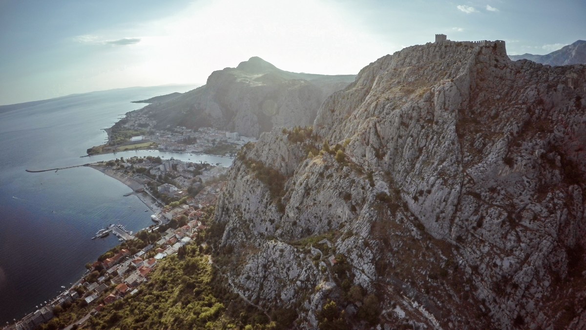 Pod avstrijsko oblastjo Omiš nazaduje. Leta 1840 ima samo 761 prebivalcev. 