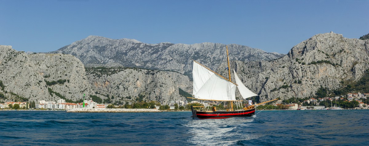 Leta 1929 je spisan prvi omiški turistični vodič. 