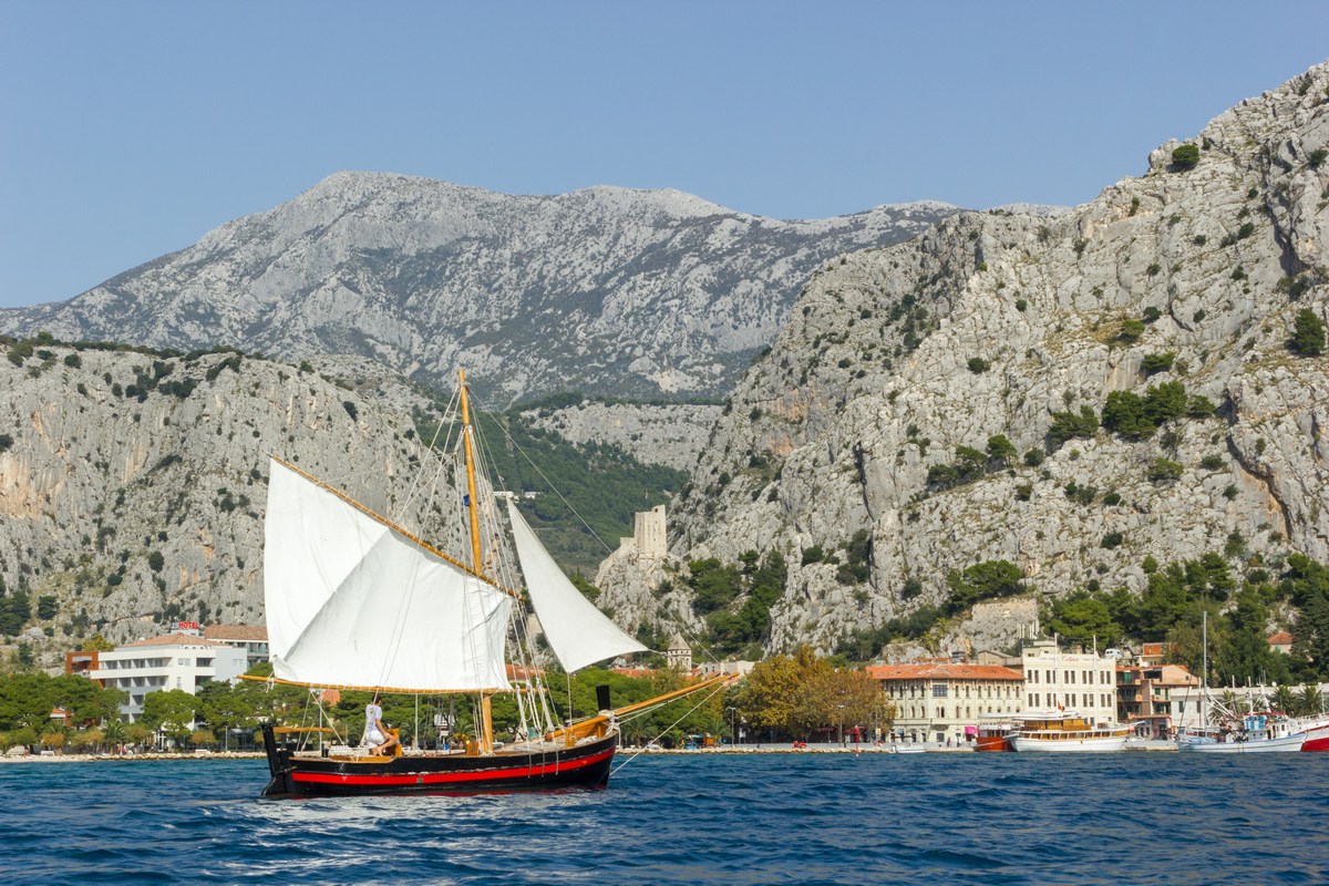 V 12-em in 13-em stoletju so bili omiški gusarji vladarji morja med Splitom in Dubrovnikom. 
