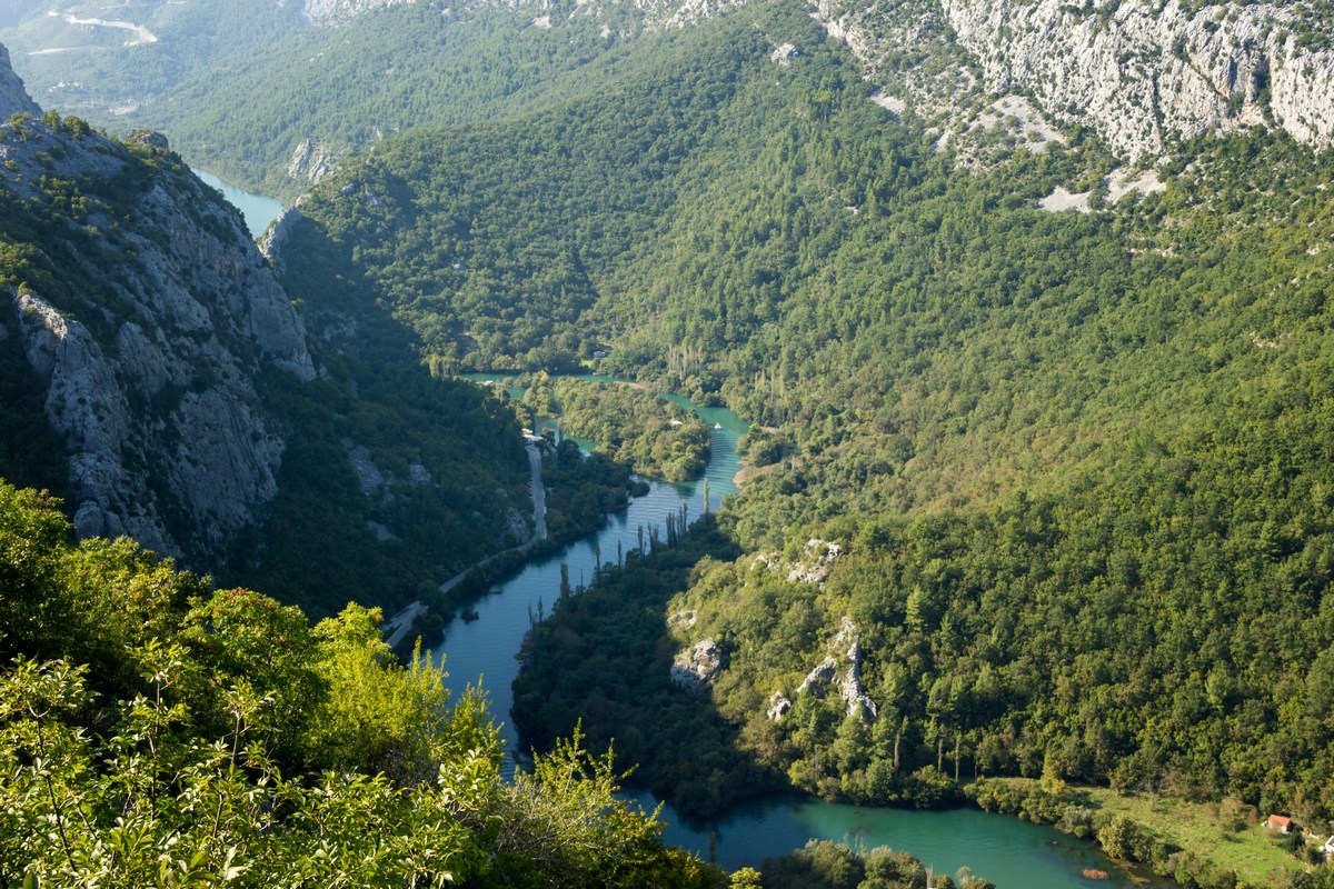 Omiš je bil znan tudi po tovarni testenin, Cetina, in po tovarni Galeb, ki je izdelovalo spodnje perilo. 