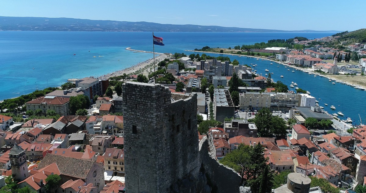 Zgodovinarji menijo, da je bilo prvo naselje na mestu sedanjega Omiša imenovano Oneum. 
