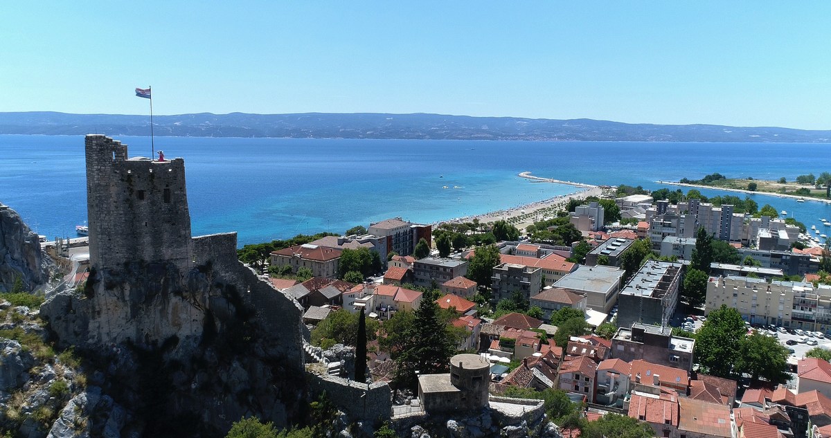 Omiš spada od leta 1991 pod Hrvaško.