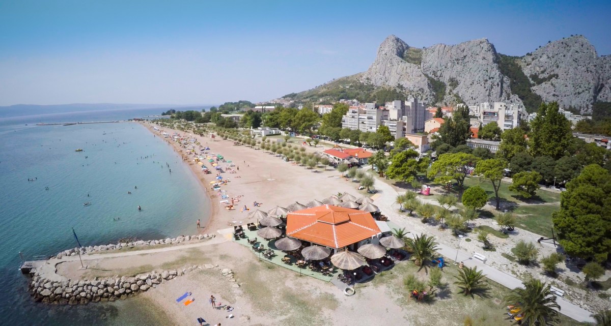 V srednjem veku postane Omiš z obzidjem utrjeno mesto. 