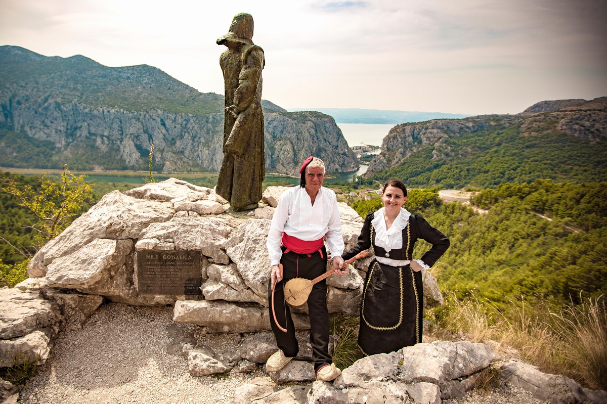 poziranje_kip_omis