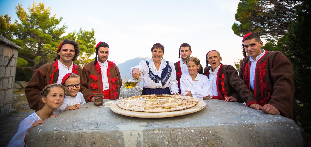 Omiški gusarji so bili trn v peti mestu Splitu, Dubrovniku, Beneški republiki, papežem. 