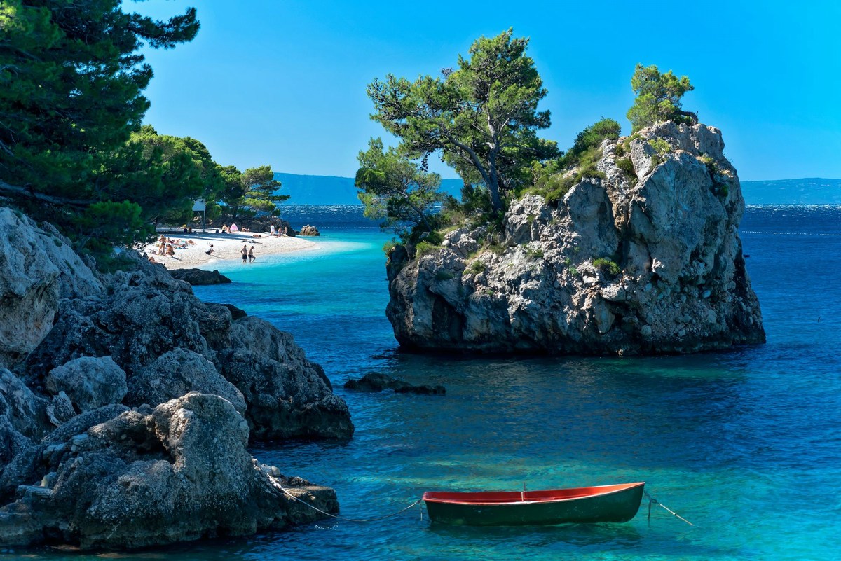 BRELA, Kamen Brela in plaža Punta Rata, čoln