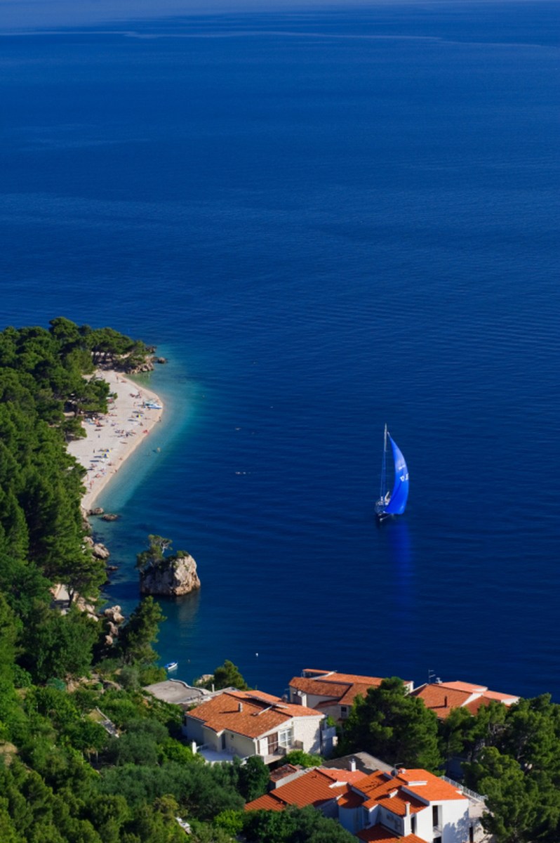 Jadranje ob plaži Punta Rata