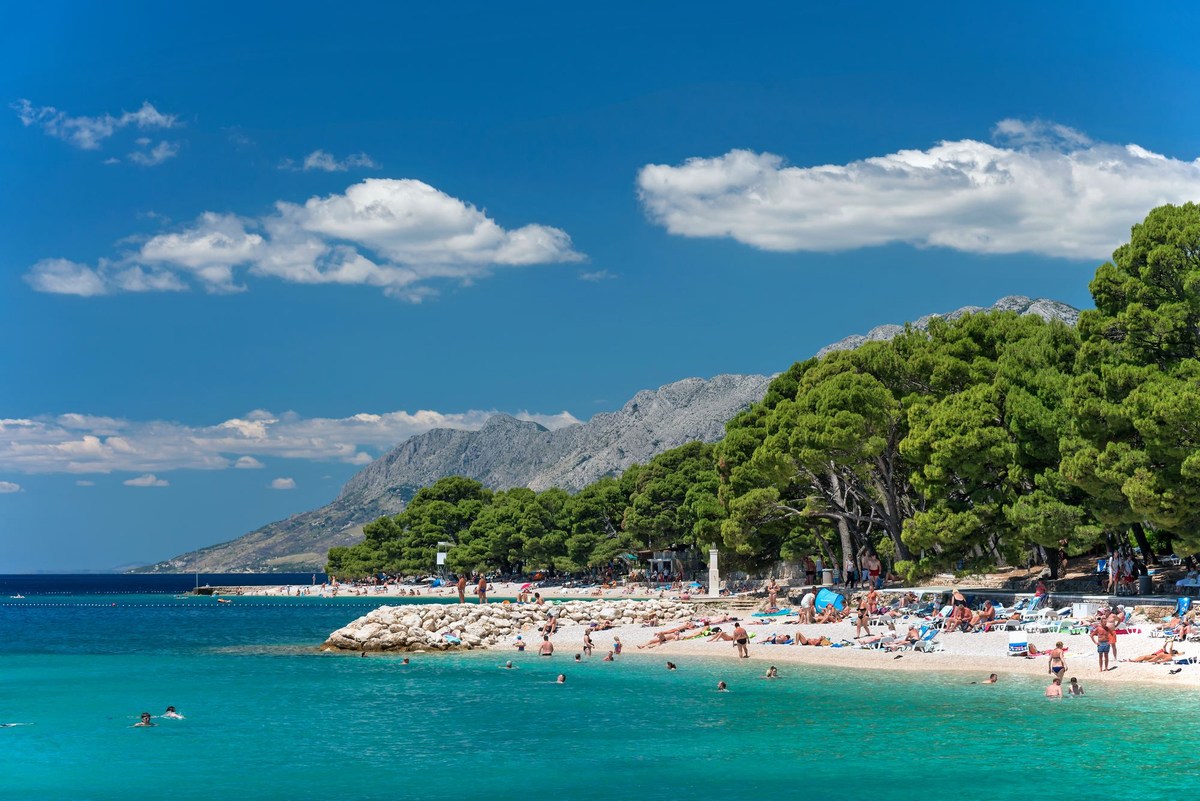 Plaža Maestral spredaj in plaža Punta Rata zadaj