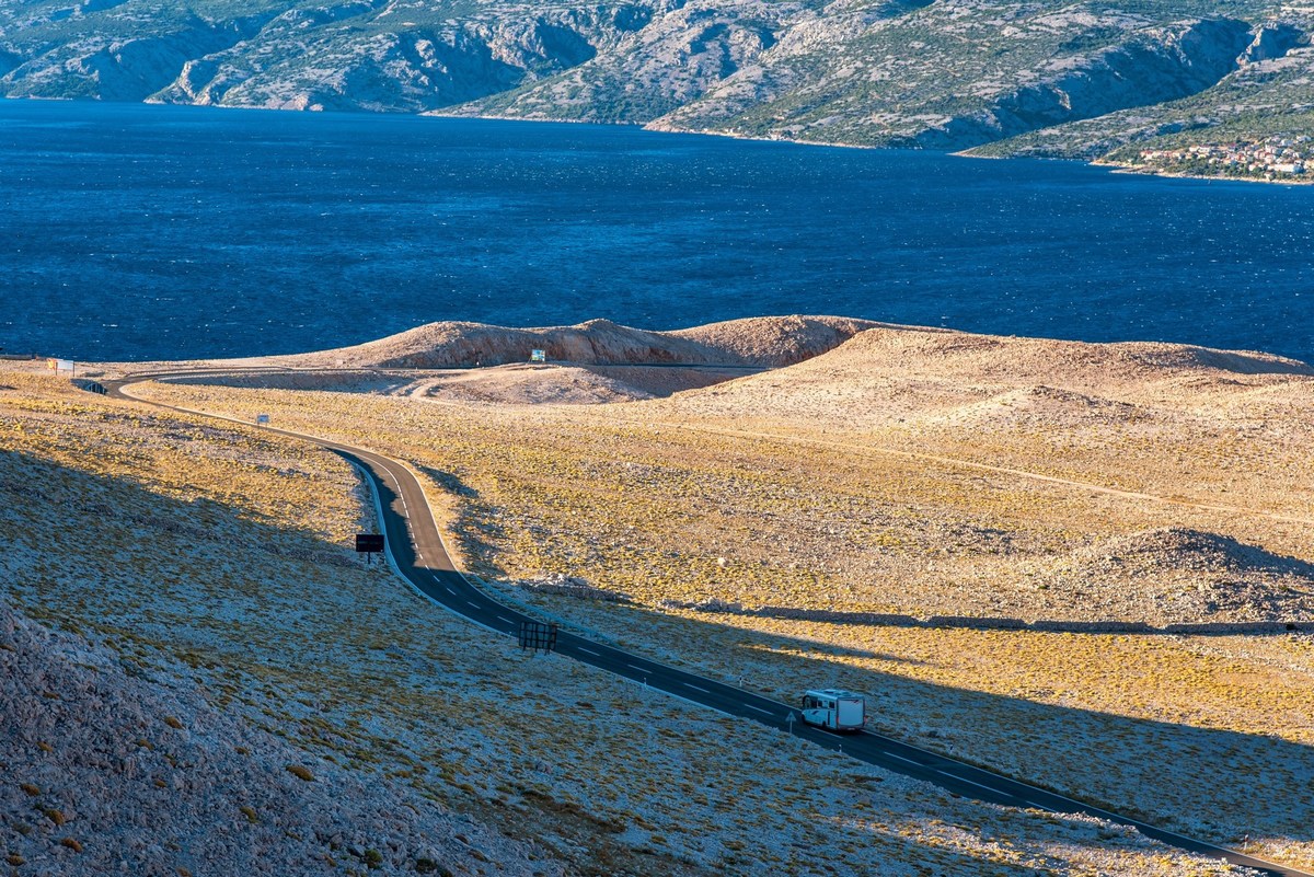 Cesta v kamnu