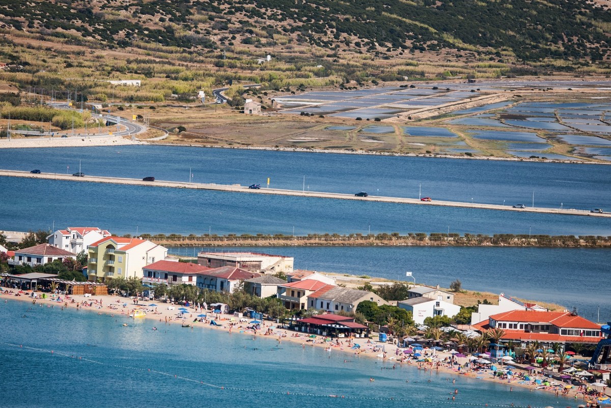 Plaža v mestu Pag