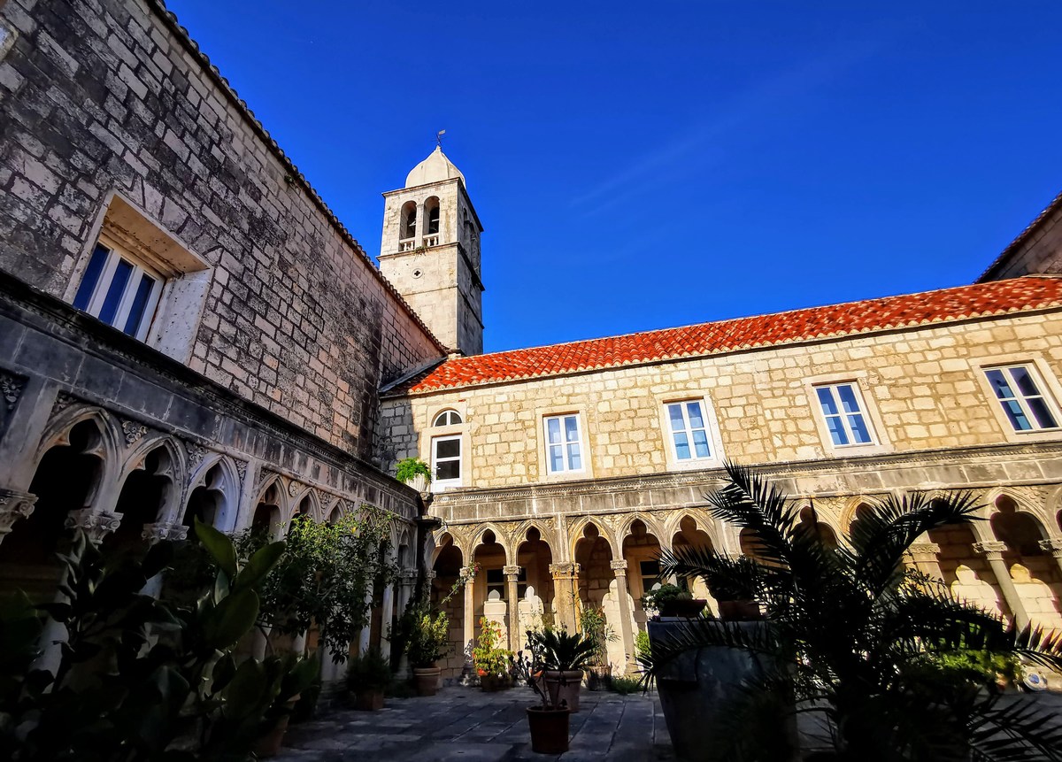 Dvorišče samostanskega kompleksa