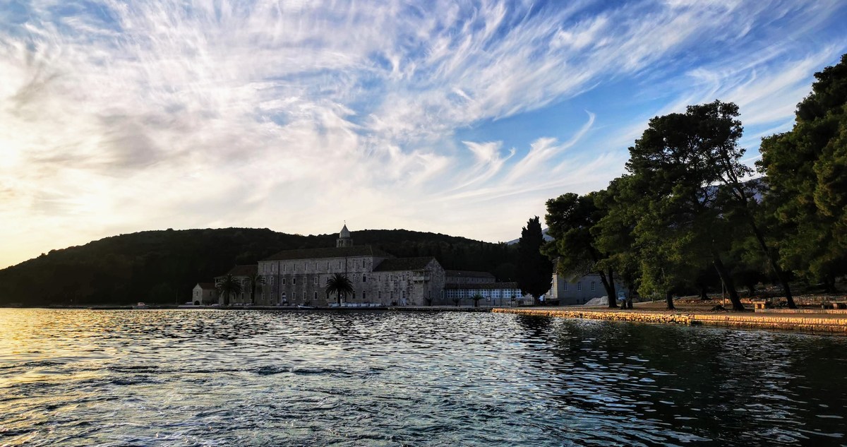 Pogled proti samostanu iz pomola