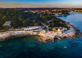Zlatne stijene, plaža v Pulju