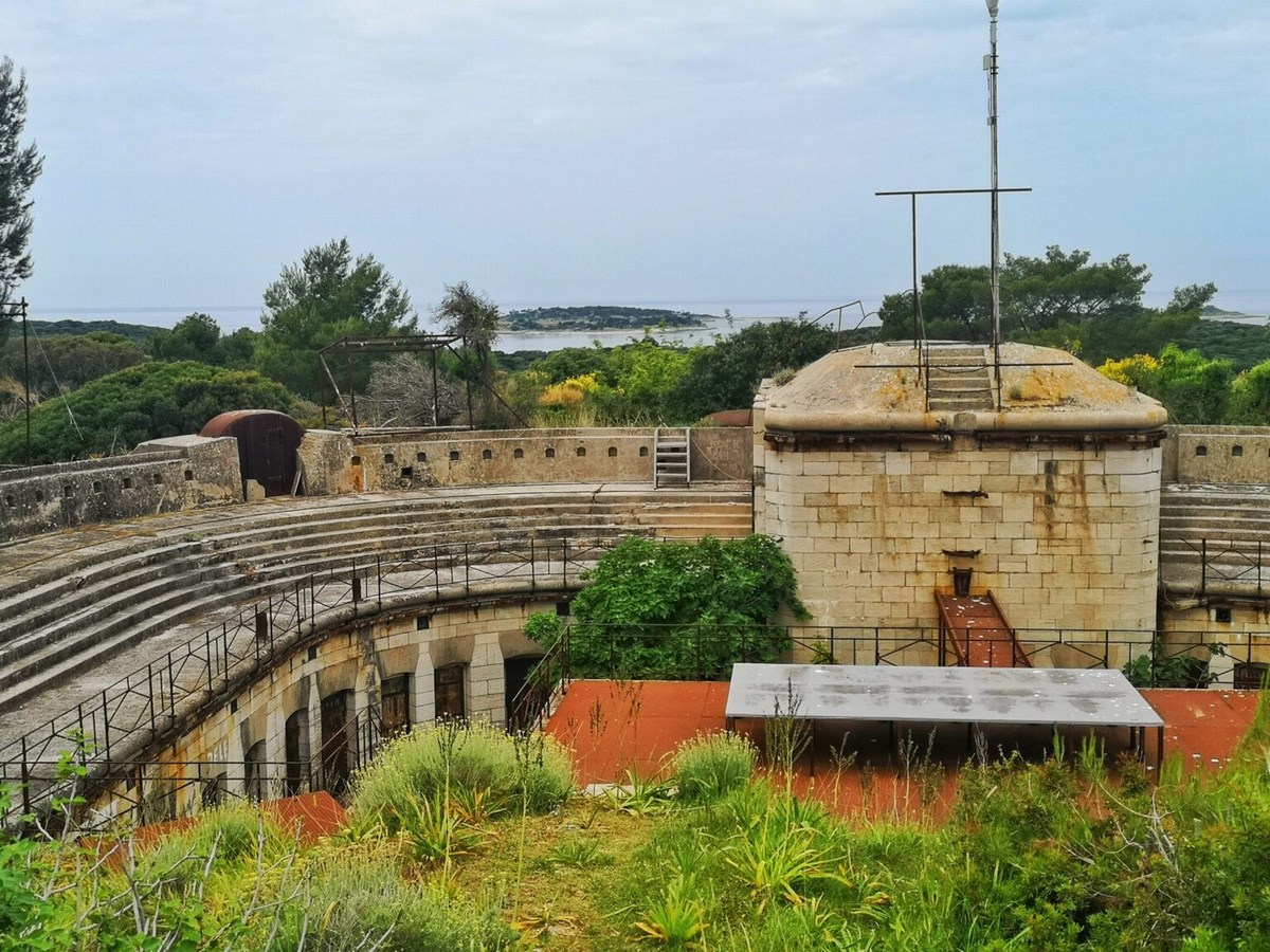 Mali Brion 10, topovi so imeli doseg do 30 km, foto Barbara Ban