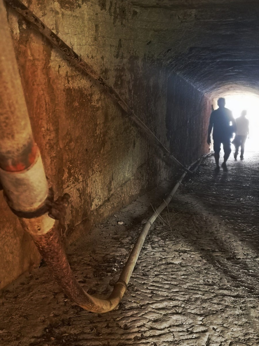 Mali Brion 9, nekdanji voki toki, pogovarjalo se je skozi cev, foto Barbara Ban