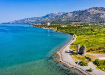 Starigrad Paklenica: med nebom in morjem