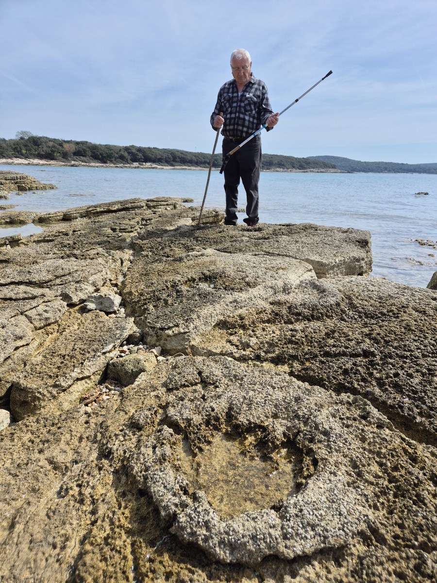 13, Stope dinosaura lijepo se vide na plaži Guštinja