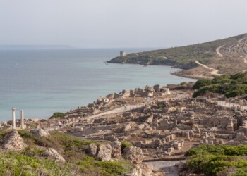 Sardinija: surferji v S’Archittu, Tharros ni le arheološki čudež, prihod v Cagliari in spoznavanje nuraške civilizacije v Su Nuraxi v Baruminiju